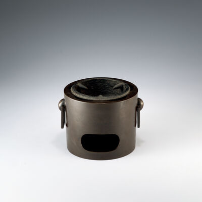 青銅耳付涼炉（収蔵箱）