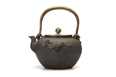 龍文堂造 浮雕蒼松古屋文 銀象嵌銅梁蓋 鉄瓶