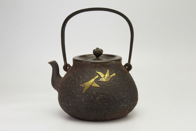 金壽堂 宗信在銘 金象嵌花鳥文 長閑型 鐵瓶（共箱）