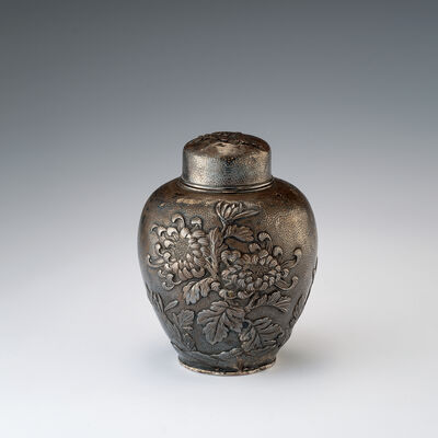 野村造　銀打出鎚目地菊紋茶入