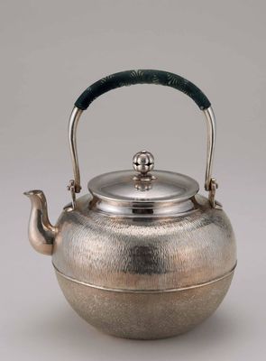 2172 吴杉堂纯银制望月形汤沸