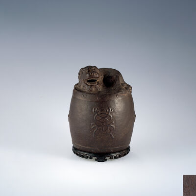 黒瀬宗世作 鉄打出獅摘鐘鼓形香炉 台付（共箱）