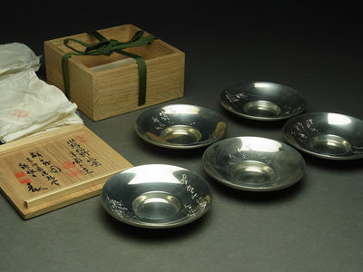 ◆SABI◆ 秦蔵六造 純錫圓式茶托 群蟲図彫 市川鉄琅刀 張萬順之作意 共箱 ②