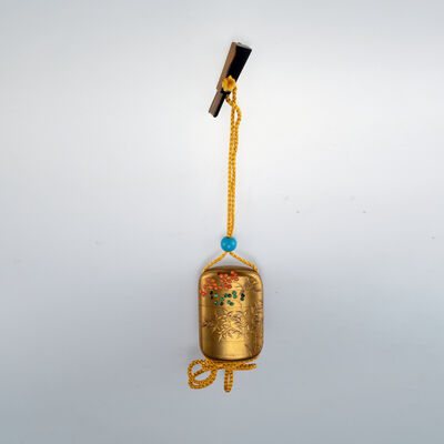 双色珊瑚象嵌蒔絵印籠　扇形根付