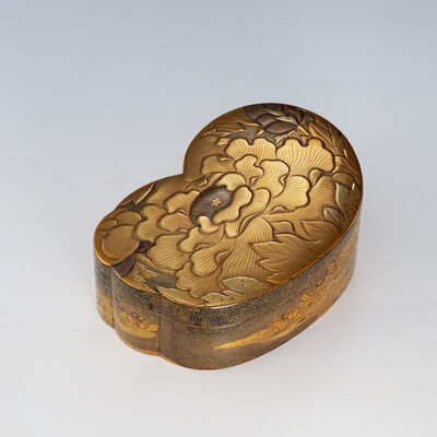 牡丹図金蒔絵小箱（木箱）