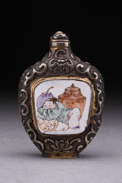 清乾隆 銅溜銀嵌瓷人物紋鼻烟壺