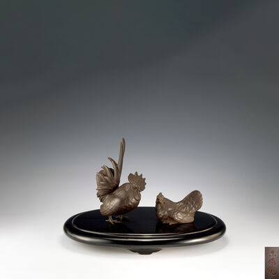 津田真瑞作　鋳造雞置物　台付（共箱）