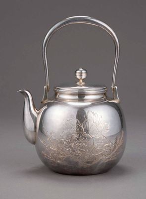 2184 纯银四季雕花银瓶