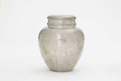 「三世秦蔵六」造「銕琅」錫刻 四君子詩文紋 茶缸