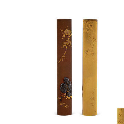 橋本一至花押　松枝霊芝図高彫象嵌小柄（裏板K22金）書籍登載（資料有）鑑定書付（箱付）