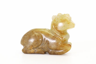 古玉 坐鹿置物（箱付）