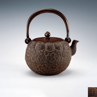 雲色堂和田美之助造 菊形白肌陰刻紋鉄瓶（共箱）