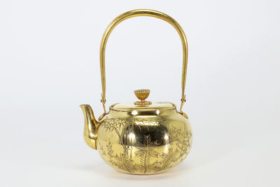 金具師 彥兵衞造 御紋付 金瓶 松竹梅彫（共箱）