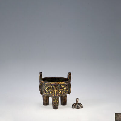 蔵六造　古銅饕餮鼎（共箱）