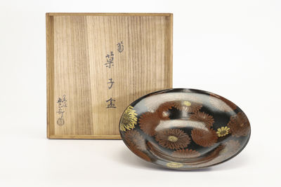 金屋五郎三郎造 金彩色繪銅 菊菓子盆（共箱）