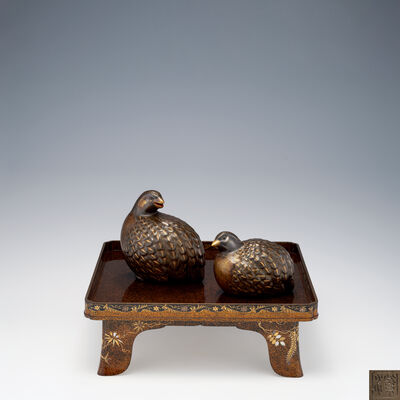 六角紫水＆白山松哉　螺鈿入梨子地蒔絵会席家具卓+蒔絵鶉置物一対　書籍付