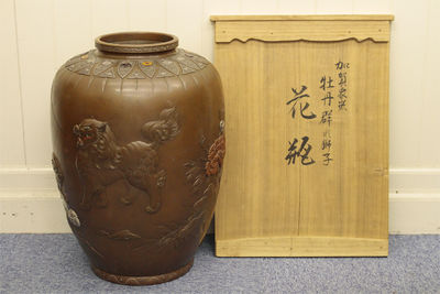 京田藤二 在銘 加賀象嵌牡丹獅子文 花瓶（共箱）