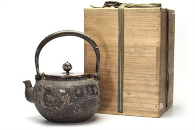 亀文堂  初代正平造  平丸形金銀象嵌鉄瓶（共箱）