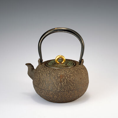 金龍堂造　日丸形古鏡蓋内銀鉄瓶（共箱）