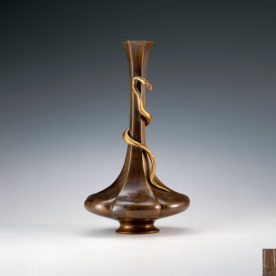 源龍斎誠谷作　鍍金蛇盛上六角銅花器（箱付）