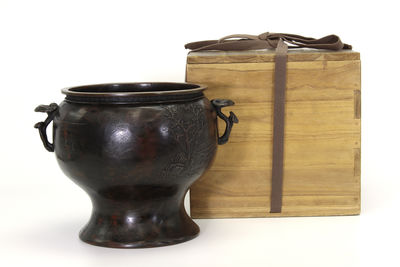 玉真造 斑紫銅山水紋 火鉢（共箱）