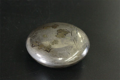 一則 在銘 金銀四分一象嵌花紋入 純銀香盒