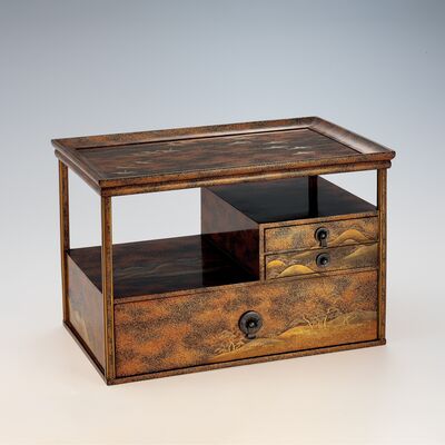 風景図金蒔絵箪笥