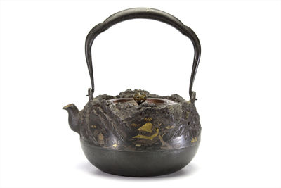 金龍堂造 金象嵌雲山樓閣圖 鉄瓶