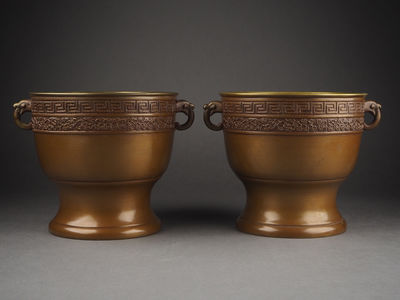 【夢工房】時代宣徳銅唐草紋様獣耳小火鉢一雙　箱入　　庚-3