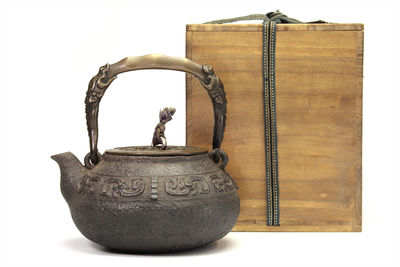 西垣一瑳造 饕餮紋鏡蓋　鉄瓶 （共箱）