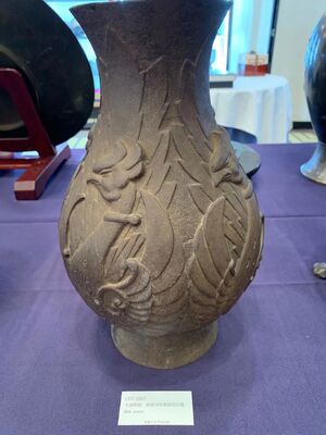 L3007　大国寿郎 鉄地浮彫 鳳凰図 花瓶