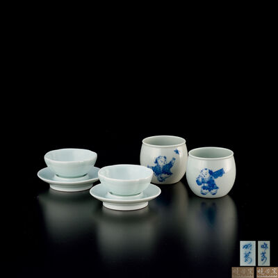 曉芳窯影青葵式杯帶托 一対（箱付）·
曉芳窯青花嬰戲杯 一対（箱付）