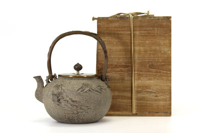 日本梅泉造 家屋山水白肌鉄瓶 未使用 （共箱）