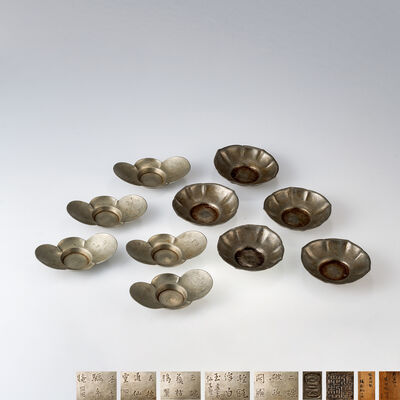 白雲仙子刻 茶歌蘭花図 錫茶托五客·
張廣德製 錫茶托 五客（各木箱）