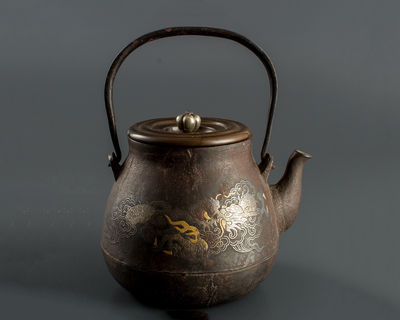 龍文堂造 金银雲龍象嵌 銀座銀摘蓋 鉄瓶