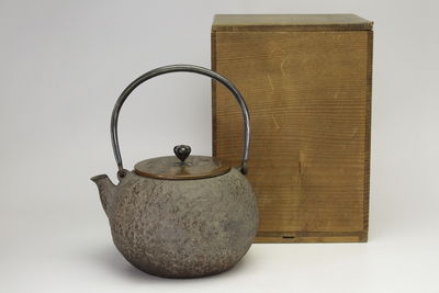 光玉堂造 純銀張鈎·摘鈕 惣口丸形岩肌 鉄瓶（共箱）