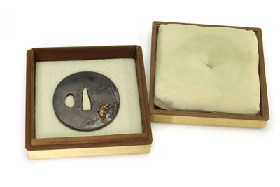 刀裝具 在銘 人物花文 橢形鐔（箱付）