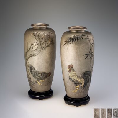 丸善製 伊藤勝英作 四分一銀 竹雞·松雞図 花瓶 一対（木箱）