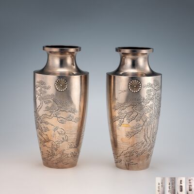 四谷正美作 松鶴亀文金象嵌純銀対瓶（錦箱）