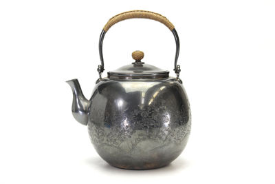 藤編提梁·摘鈕 菊蝶文 純銀瓶