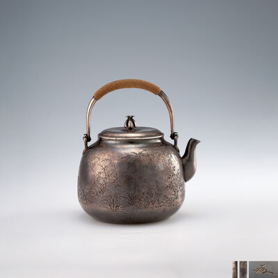 七代浄益造後藤一乗鏨　四季花草昆虫彫南鐐湯沸（共箱）