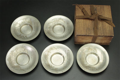 珍賢鐵筆 漢文山水雕 純錫圓式茶托5客（共箱）