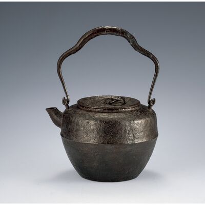 宮崎寒雉造 天猫形鉄瓶（木箱）