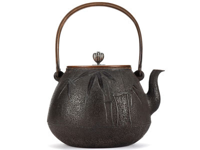 金寿堂雨宮宗造銀摘唐銅蓋竹地紋長閑形鉄瓶在印　辰-90