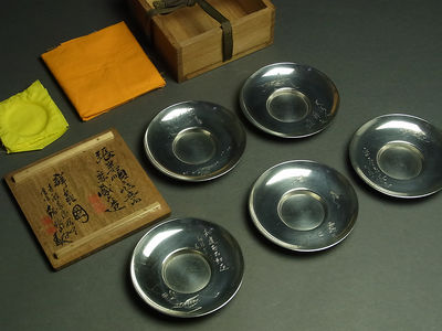 ◆SABI◆ 秦蔵六造 純錫圓式茶托 群蟲図彫 市川鉄琅刀 張萬順之作意 共箱  ①