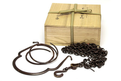 釜師美之助作  釜鎖大釻釜鈎 嵌金銀棗桐唐草 （共箱）