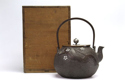 金壽堂雨宮宗作 銀象嵌梅花写 金象嵌取手銀摘 鉄瓶（共箱）