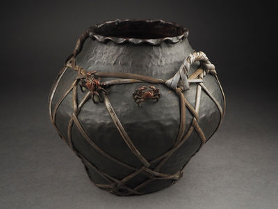 【夢工房】時代銅製蟹彫竹組壺時代箱　　丙-8