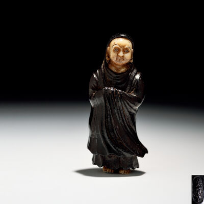 土屋安親銘　木雕達磨根付　顔足角材嵌・青銅耳環配