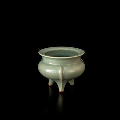 南宋　砧青磁袴腰香炉（漆箱袋付）